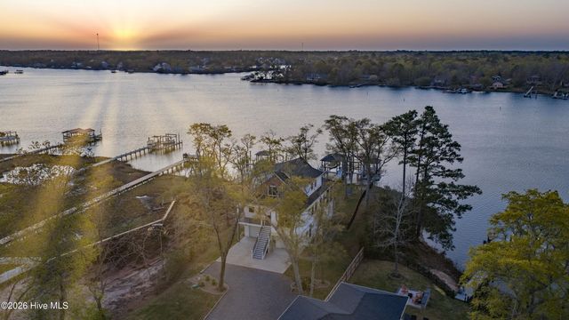 823 Chadwick Shores Drive, Sneads Ferry, NC 28460