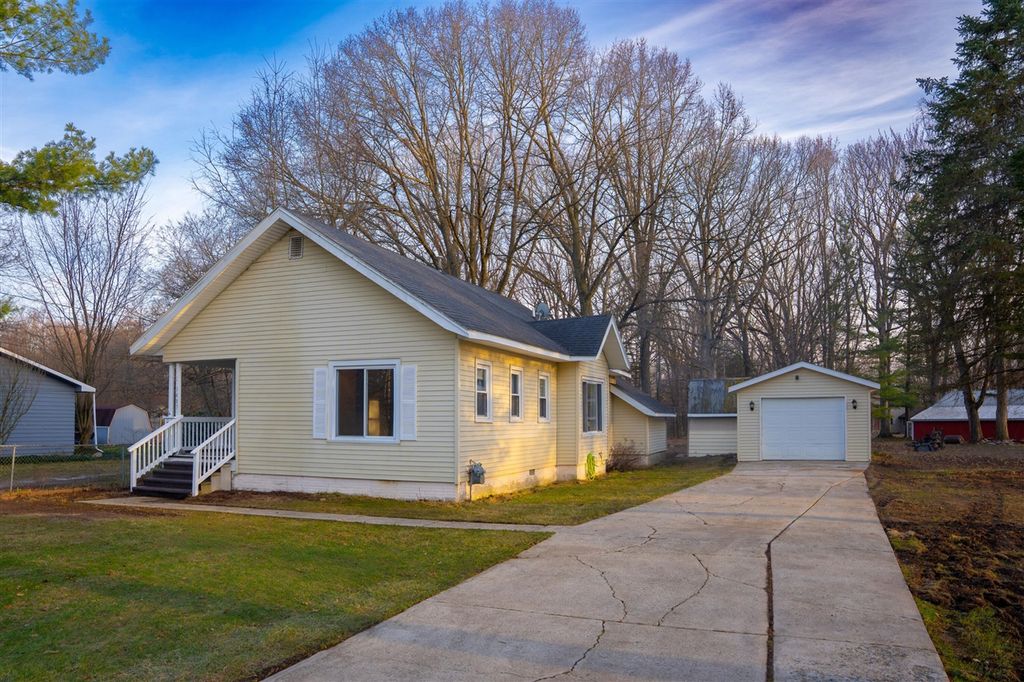 1407 Kenwood Avenue, Belding, MI 48809