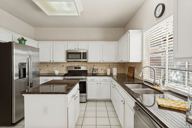 6702 MORNING SHADOW LN, San Antonio, TX 78256