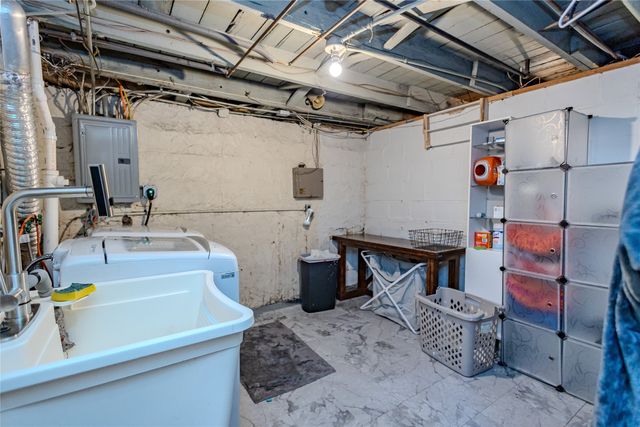 677 33rd Street, Des Moines, IA 50312