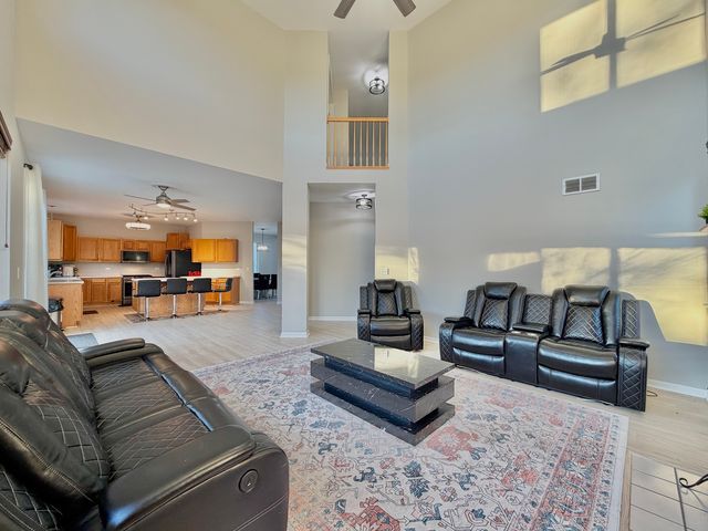 88 Hackney Lane, Lindenhurst, IL 60046