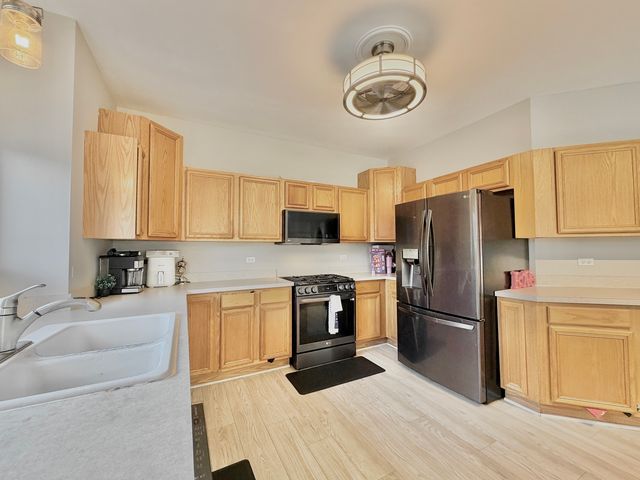 88 Hackney Lane, Lindenhurst, IL 60046