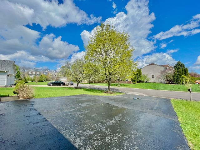 88 Hackney Lane, Lindenhurst, IL 60046