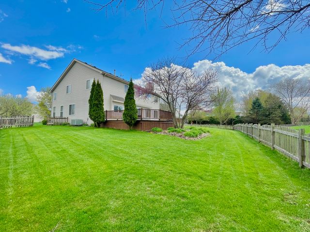 88 Hackney Lane, Lindenhurst, IL 60046