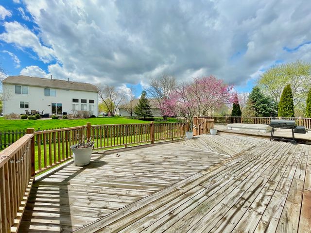 88 Hackney Lane, Lindenhurst, IL 60046