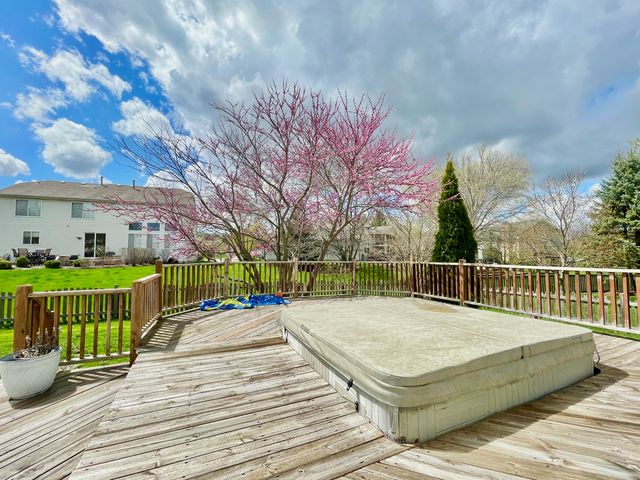 88 Hackney Lane, Lindenhurst, IL 60046