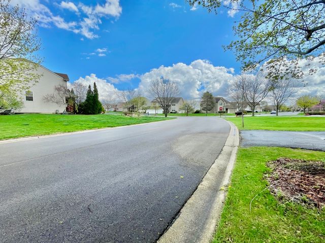 88 Hackney Lane, Lindenhurst, IL 60046