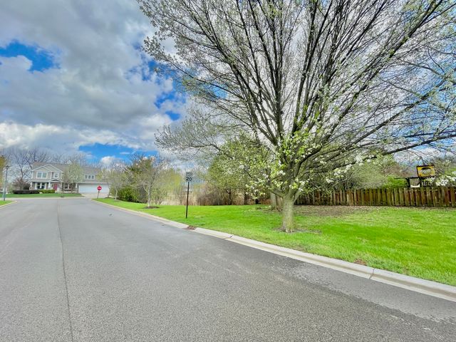 88 Hackney Lane, Lindenhurst, IL 60046
