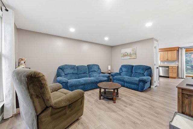 72 Plantation Drive 72, Agawam, MA 01001