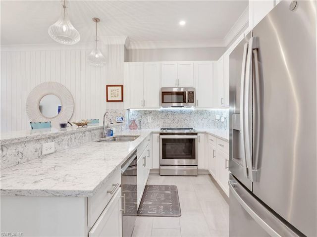 163 Indies DR E 202, Naples, FL 34114