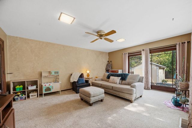 636 N Crestway St, Wichita, KS 67208