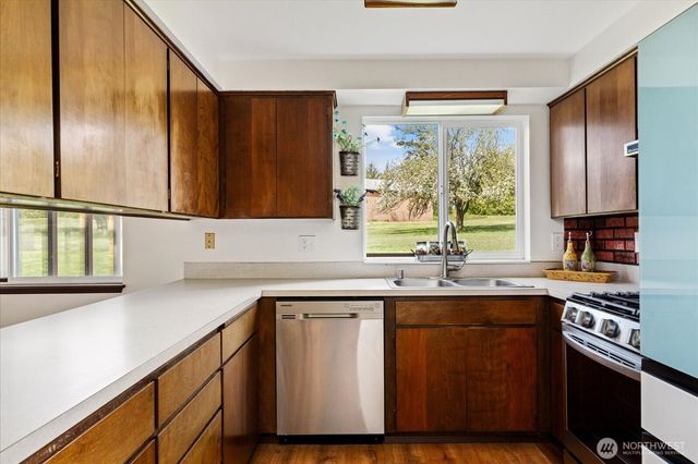 987 E Crescent Harbor Road, Oak Harbor, WA 98277