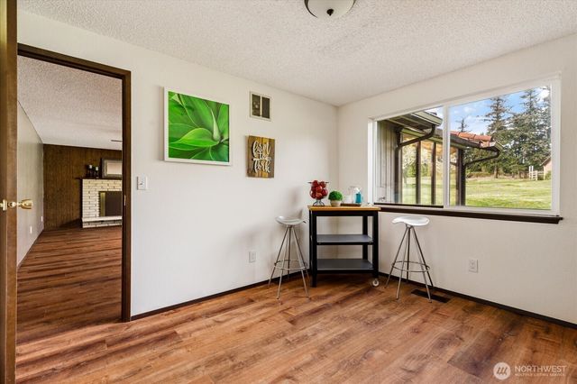 987 E Crescent Harbor Road, Oak Harbor, WA 98277
