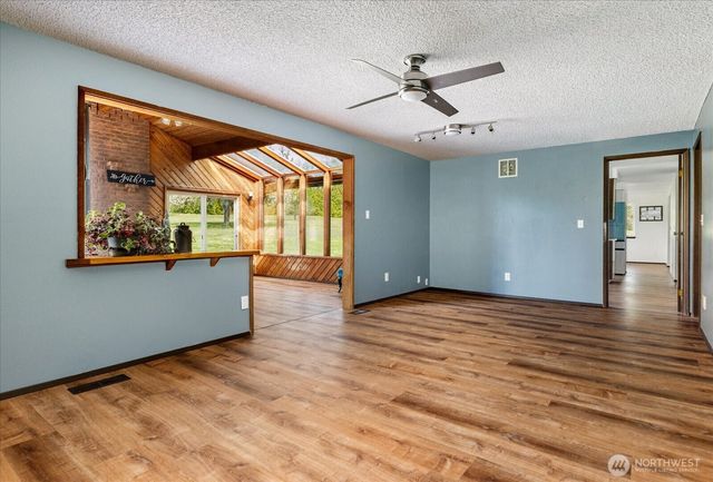987 E Crescent Harbor Road, Oak Harbor, WA 98277