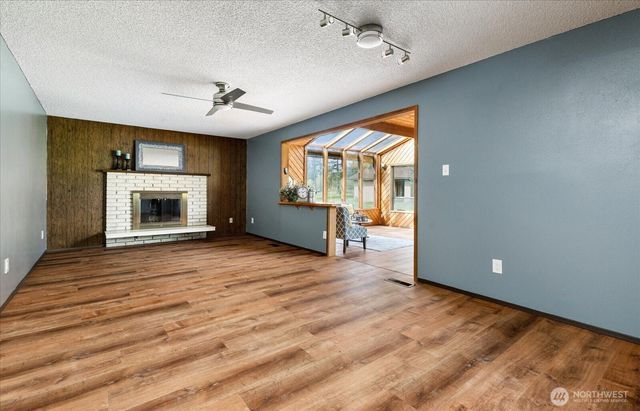 987 E Crescent Harbor Road, Oak Harbor, WA 98277