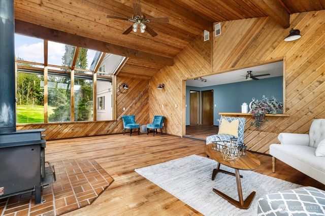 987 E Crescent Harbor Road, Oak Harbor, WA 98277