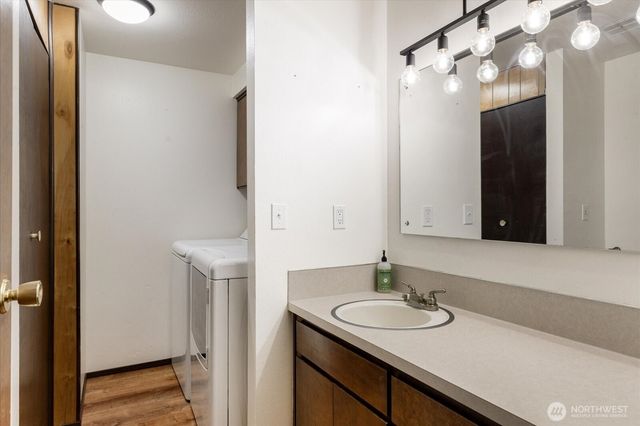 987 E Crescent Harbor Road, Oak Harbor, WA 98277