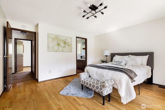 987 E Crescent Harbor Road, Oak Harbor, WA 98277
