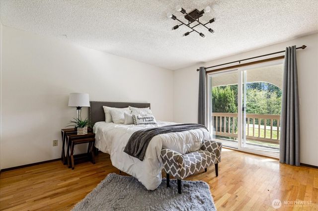987 E Crescent Harbor Road, Oak Harbor, WA 98277