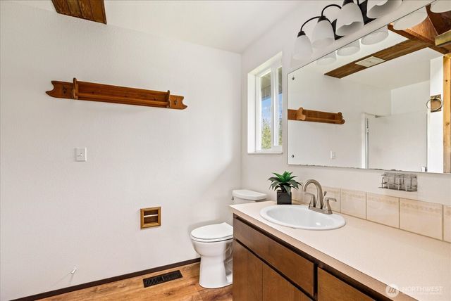 987 E Crescent Harbor Road, Oak Harbor, WA 98277