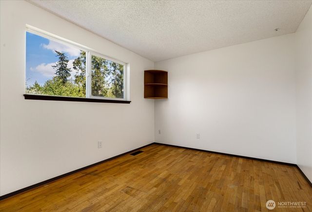 987 E Crescent Harbor Road, Oak Harbor, WA 98277