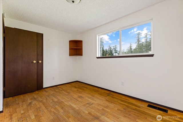 987 E Crescent Harbor Road, Oak Harbor, WA 98277
