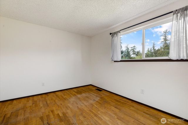 987 E Crescent Harbor Road, Oak Harbor, WA 98277
