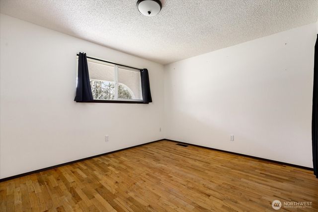 987 E Crescent Harbor Road, Oak Harbor, WA 98277