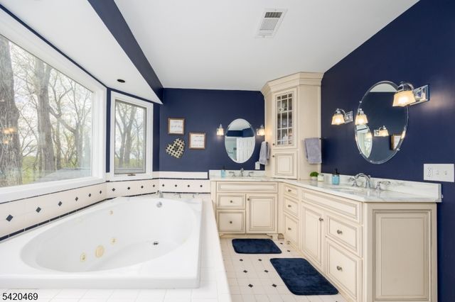 122 Forest Dr, Lebanon Twp., NJ 08826