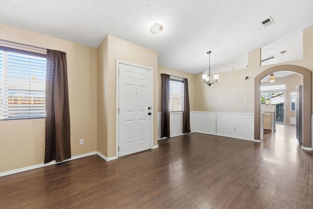 6035 Stargazer Avenue NW, Albuquerque, NM 87114