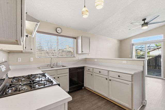 6035 Stargazer Avenue NW, Albuquerque, NM 87114