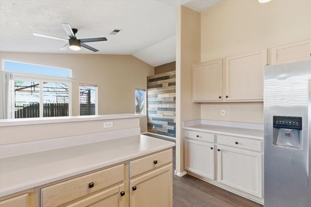 6035 Stargazer Avenue NW, Albuquerque, NM 87114