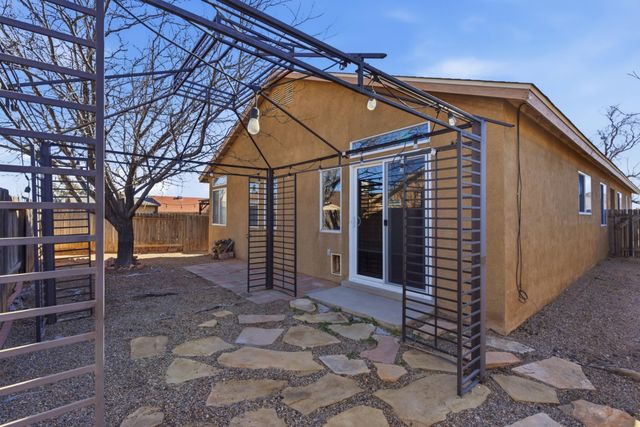 6035 Stargazer Avenue NW, Albuquerque, NM 87114