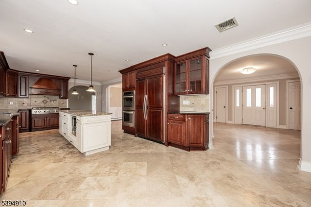 2 Denise Dr, Kinnelon Boro, NJ 07405