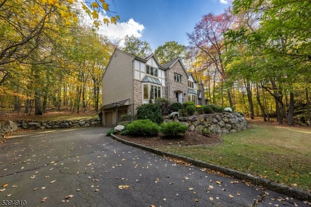 2 Denise Dr, Kinnelon Boro, NJ 07405