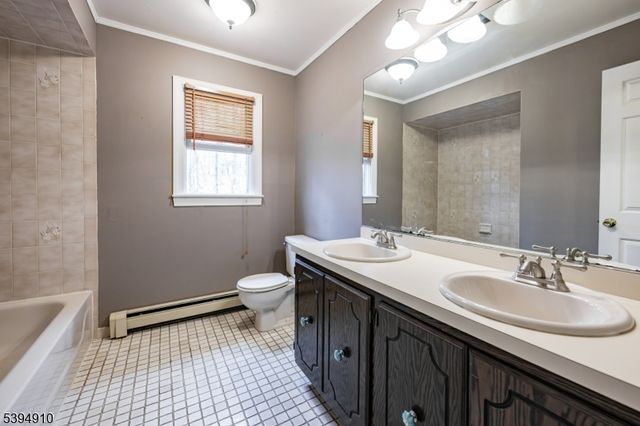 2 Denise Dr, Kinnelon Boro, NJ 07405