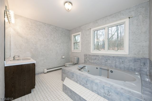 2 Denise Dr, Kinnelon Boro, NJ 07405