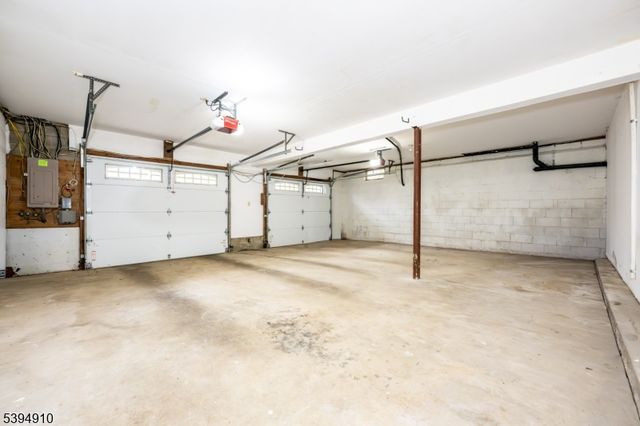 2 Denise Dr, Kinnelon Boro, NJ 07405