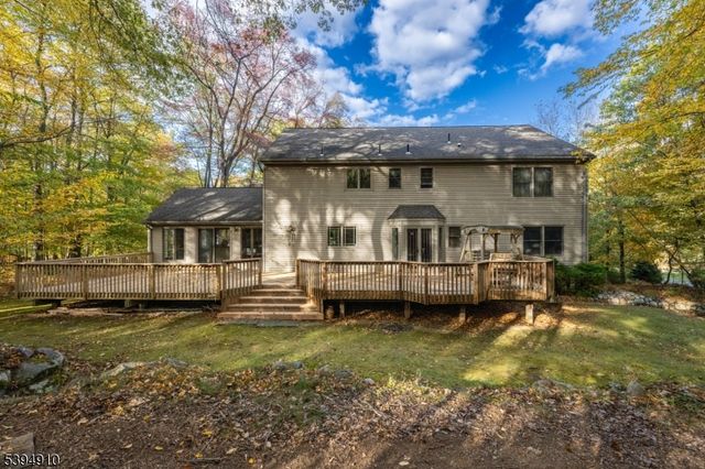 2 Denise Dr, Kinnelon Boro, NJ 07405