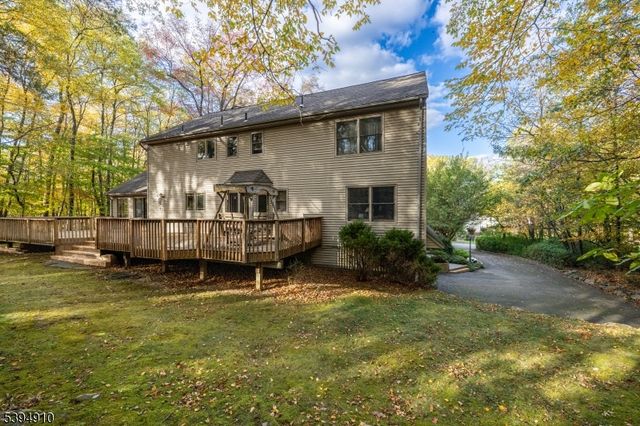 2 Denise Dr, Kinnelon Boro, NJ 07405