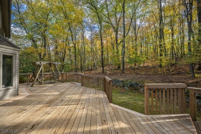 2 Denise Dr, Kinnelon Boro, NJ 07405