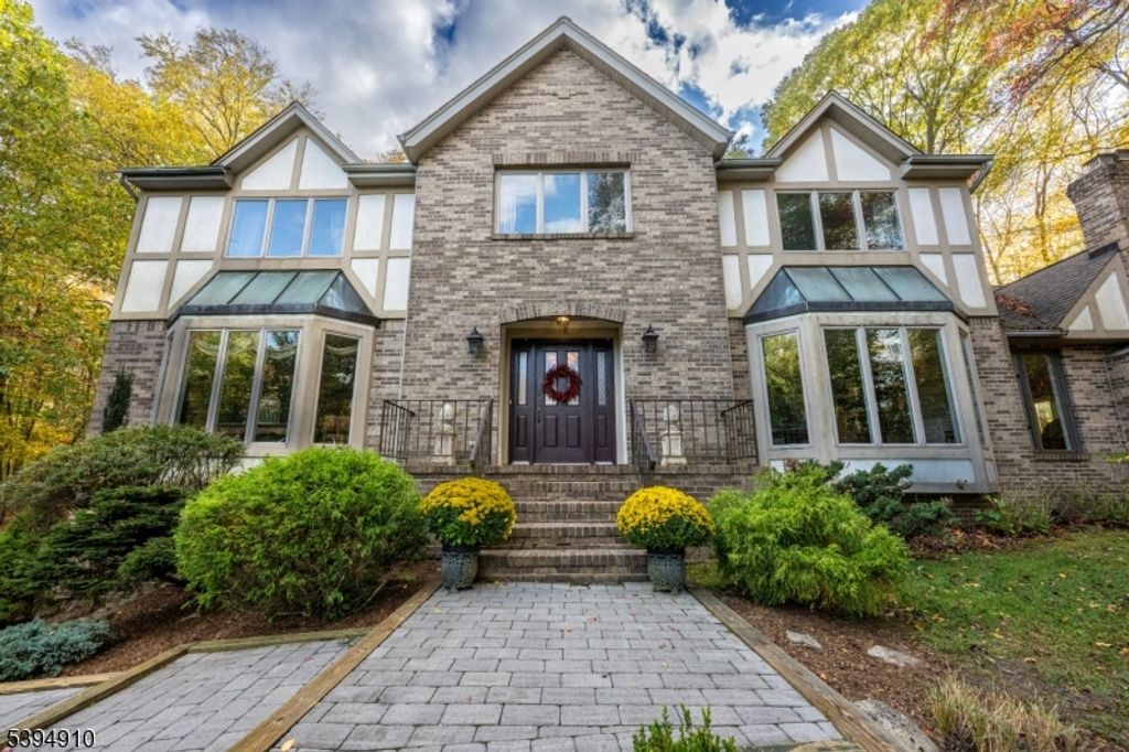 2 Denise Dr, Kinnelon Boro, NJ 07405