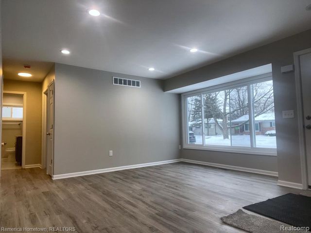 18743 Macarthur, Redford, MI 48240