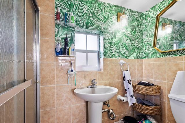 641 NE 56th Ct, Oakland Park, FL 33334