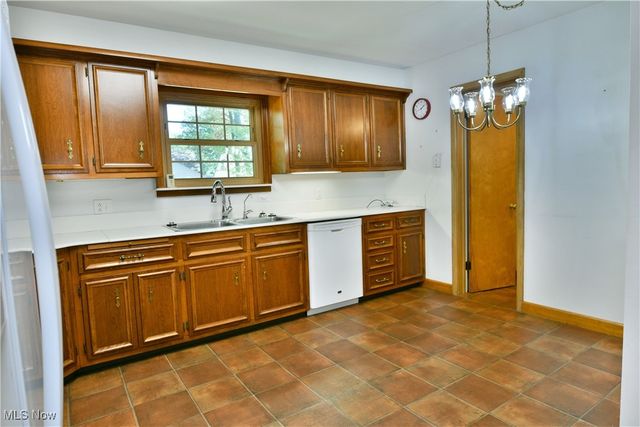 564 Adelaide Avenue NE, Warren, OH 44483