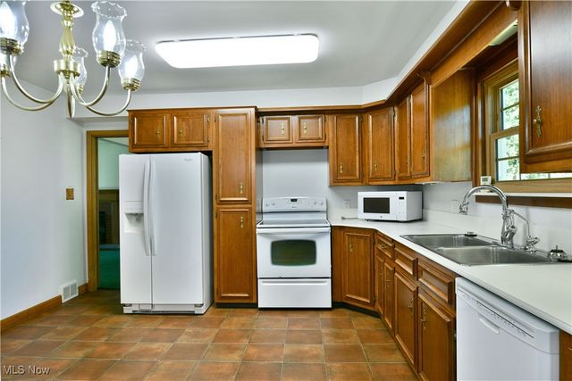 564 Adelaide Avenue NE, Warren, OH 44483