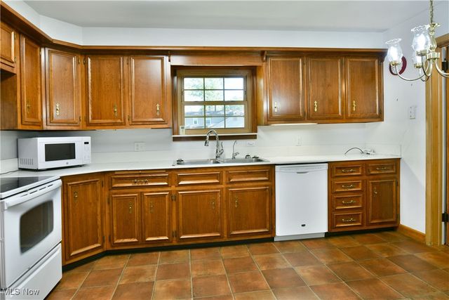 564 Adelaide Avenue NE, Warren, OH 44483