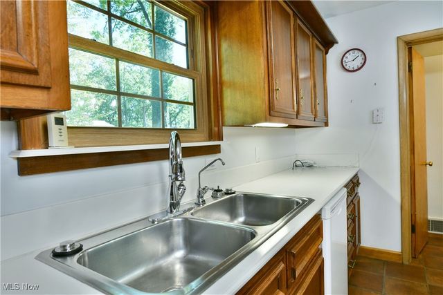 564 Adelaide Avenue NE, Warren, OH 44483