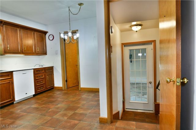 564 Adelaide Avenue NE, Warren, OH 44483