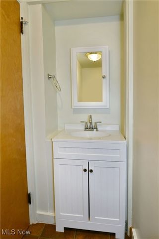 564 Adelaide Avenue NE, Warren, OH 44483